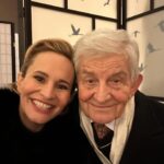 Monika Absolonová Instagram – Krasnou treti adventni nedeli! Doufam, ze se mate dobre🙏 tak uz zitra Lucerna moje, v utery Hanicky a ve stredu posledni koncert Az do nebes 2023 v Jesenici. Vsechny adventni koncerty byly krasne, moc Vam dekuju. Vsude bylo skvele a hlavne vyprodano🙏 priznam se, ze uz jsem trochu  unavena, ale ne z koncertu, ale cestovani. Vzdycky me chvalite za muj zpev… tak ten pan na fotce je pan profesor Jiri Chvala, skvely dirigent, ktery uz desitky let vede Kuhnuv detsky sbor❤️, kam jsem leta chodila. Takze je ten, ktery me dost ovlivnill a naucil. Moc dekuju🙏❤️❤️❤️Dnes jsme se s panem profesorem potkali pri Adventnim koncerte. Tak jsme povidali a smali a ja poprosila jestli se muzeme vyfotit. Vzdycky jsem mela z pana profesora velky respekt. A dnes jsem ho chudaka objimala jak prdla😂🙈❤️ vydrzel😂🙈🙏pane profesore moc dekuju za vse! A vite co, ze jsem zrovna jeho potkala zrovna dnes beru jako znameni! Ja proste budu zitra dobra, ikdybych nechtela😂a ja chci!!! Takze si to uzijeme❤️❤️❤️Jen neslibuju foceni🙏nezlobte se🙏musim vydrzet ve zdravi a nelehnout nejen na koncerty, peceni vanocek, ale hlavne pro kluky na Vanoce a hory❤️moc dekuju za pochopeni