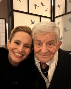Monika Absolonová Instagram - Krasnou treti adventni nedeli! Doufam, ze se mate dobre🙏 tak uz zitra Lucerna moje, v utery Hanicky a ve stredu posledni koncert Az do nebes 2023 v Jesenici. Vsechny adventni koncerty byly krasne, moc Vam dekuju. Vsude bylo skvele a hlavne vyprodano🙏 priznam se, ze uz jsem trochu  unavena, ale ne z koncertu, ale cestovani. Vzdycky me chvalite za muj zpev… tak ten pan na fotce je pan profesor Jiri Chvala, skvely dirigent, ktery uz desitky let vede Kuhnuv detsky sbor❤️, kam jsem leta chodila. Takze je ten, ktery me dost ovlivnill a naucil. Moc dekuju🙏❤️❤️❤️Dnes jsme se s panem profesorem potkali pri Adventnim koncerte. Tak jsme povidali a smali a ja poprosila jestli se muzeme vyfotit. Vzdycky jsem mela z pana profesora velky respekt. A dnes jsem ho chudaka objimala jak prdla😂🙈❤️ vydrzel😂🙈🙏pane profesore moc dekuju za vse! A vite co, ze jsem zrovna jeho potkala zrovna dnes beru jako znameni! Ja proste budu zitra dobra, ikdybych nechtela😂a ja chci!!! Takze si to uzijeme❤️❤️❤️Jen neslibuju foceni🙏nezlobte se🙏musim vydrzet ve zdravi a nelehnout nejen na koncerty, peceni vanocek, ale hlavne pro kluky na Vanoce a hory❤️moc dekuju za pochopeni