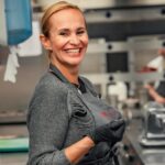 Monika Absolonová Instagram - Jak jsem již avizoval, další DOBROVAŘENÍ bude s báječnou @monika_absolonova a opět budeme rozdávat radost! 🫶 Tentokrát podpoříme dobročinnou organizaci @kapka_nadeje , které z každého dobrojídla pošleme 50 Kč na ty nejsrdečnější účely. ❤️ S Monikou jsme si pro vás připravili grilované tygří krevety se žloutkovými Linguini, šafránovou omáčkou s ryzlinkem a kadeřávkem. #dobrojidlo můžete ochutnat už od pondělí 27. 11. až do 17. 12., a to během obědů, večeří včetně adventních víkendů. 🍤🍝 Dejte mi pak vědět, jak vám chutnalo a podpořte se námi dobrou věc. 😉🙏 #dobrovareni #cervenyjelen #monikaabsolonova #kapkanadeje #pomahame #pomahejtesnami