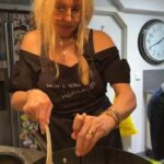 Monika Absolonová Instagram – 900 g krutích prsou
hladká mouka 
159 g másla
1 dcl  olivového oleje 
2dcl  suchého bílého vína
10 ks limetek
pepř
italské bylinky (mlýnek) 
koření na americké brambory
rozmarýn 

#spoluprace
#billa
#kdyzjdeojidlomyslimenavse
#eshopbilla
#superosma
@zooz_ie
@billa_cz