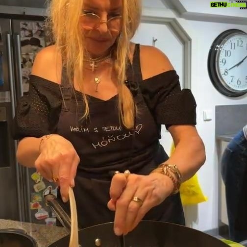 Monika Absolonová Instagram - 900 g krutích prsou hladká mouka 159 g másla 1 dcl olivového oleje 2dcl suchého bílého vína 10 ks limetek pepř italské bylinky (mlýnek) koření na americké brambory rozmarýn #spoluprace #billa #kdyzjdeojidlomyslimenavse #eshopbilla #superosma @zooz_ie @billa_cz
