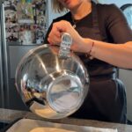 Monika Absolonová Instagram – Beze roláda I.díl

250 g bílku – cca z 8 vajec
200 g krupicového cukru
80 g pšeničné hladke mouky
50 g vlašských ořechů
moučkový cukr na poprášení
500 ml smetany ke šlehání 

#spoluprace 
#todobrezacinaunas 
#pecemesbillou 
#tetaMonavari
@billa_cz