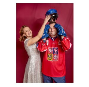 Monika Absolonová Instagram - MONIKA ABSOLONOVÁ & ROBERT ZÁRUBA 
speciál Magazín MF DNES k MS v hokeji 2024 📷 
@monika_absolonova 
@robert_zaruba_cze 

@studio.dva 
#monikaabsolonova 
#robertzaruba 
#msvhokeji
#icehockeyworldchampionship