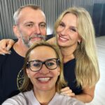 Monika Absolonová Instagram - Krasny patek 13.10.🙏davejte na sebe pozor❤️ 🙏uz zitra 14.10. zacne na Ceske televizi @stardancecz a v nem zazari spoustu mych milych kolegu. Vsem drzim pesti a preju jim at si tu jizdu s tancem uzijou❤️🙏✊ale jedne me kolegyni a kamaradce drzim pesti trosku vic. Ivance Chylkove❤️Jednak pri me stoji leta, obzvlast v dobach nedobrych, privedla me do divadla Studia dva, narodily jsme se ve stejny den 27.9., je vynikajicich hereckou, krasnou zenou a evidentne velmi odvaznou. Kdyz se totiz ikona jejich kvalit a postaveni pusti do tanecni souteze, je to rozhodne vystup z jeji komfortni zony… takze tleskam a drzim pesti i u nohou🙏🙏🙏a navic nema socialni site… tzn. nemuze Vam nic vzkazat, ukazat, upozornit na sebe…. A tak mi dovolte, abych to udelala za ni ja. Protoze si myslim, ze bude skvela a vlastne bych rada, abyste ji stejne jako ja drzeli pesti a posilali hlasy🙏🙏🙏moc dekuju a doufam, ze moji prosbu vyslysite.😉💋protoze jsou s @jan.tomanek.official proste bajecni❤️verte mi. Byla jsem se podivat na treninku👌👌👌pst. ona o me prosbe nevi, pac by me prizabila😂😘