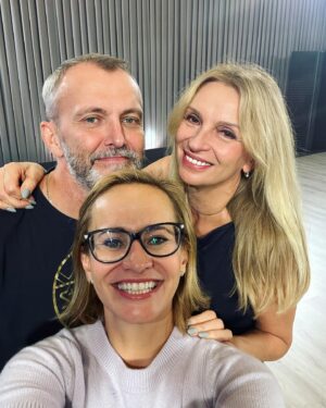 Monika Absolonová Instagram - Krasny patek 13.10.🙏davejte na sebe pozor❤️ 🙏uz zitra 14.10. zacne na Ceske televizi @stardancecz a v nem zazari spoustu mych milych kolegu. Vsem drzim pesti a preju jim at si tu jizdu s tancem uzijou❤️🙏✊ale jedne me kolegyni a kamaradce drzim pesti trosku vic. Ivance Chylkove❤️Jednak pri me stoji leta, obzvlast v dobach nedobrych, privedla me do divadla Studia dva, narodily jsme se ve stejny den 27.9., je vynikajicich hereckou, krasnou zenou a evidentne velmi odvaznou. Kdyz se totiz ikona jejich kvalit a postaveni pusti do tanecni souteze, je to rozhodne vystup z jeji komfortni zony… takze tleskam a drzim pesti i u nohou🙏🙏🙏a navic nema socialni site… tzn. nemuze Vam nic vzkazat, ukazat, upozornit na sebe…. A tak mi dovolte, abych to udelala za ni ja. Protoze si myslim, ze bude skvela a vlastne bych rada, abyste ji stejne jako ja drzeli pesti a posilali hlasy🙏🙏🙏moc dekuju a doufam, ze moji prosbu vyslysite.😉💋protoze jsou s @jan.tomanek.official proste bajecni❤️verte mi. Byla jsem se podivat na treninku👌👌👌pst. ona o me prosbe nevi, pac by me prizabila😂😘
