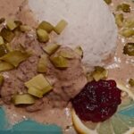Monika Absolonová Instagram – ŚVÉDSKÁ ROŠTĚNÁ

6 roštěněk
60g sardelové pasty
250g másla
3 lžíce plnotučné hořčice
65g kapary
dvě smetany ke šlehání 400g
zakápnout citronem a zbytek na ozdobu
kyselé okurky na ozdobu
4 lžičky jíšky
2 lžíce brusinek do omáčky a zbytekbrusinek  na ozdobení 

#spoluprace
#todobrezacinaunas
#billa
#tetaMonavarisBillou
@divadelnispolecnosthata 
@billa_cz