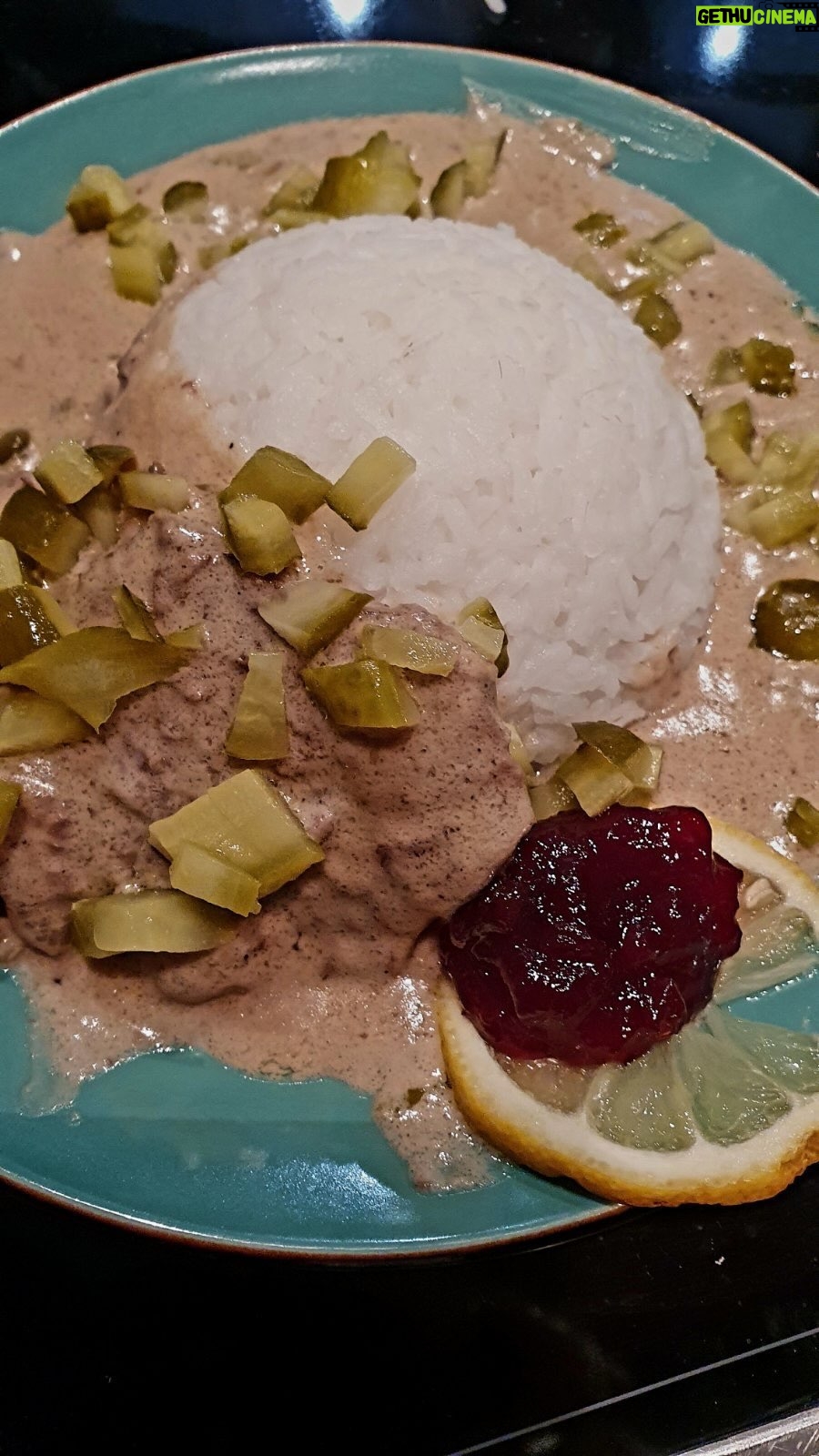Monika Absolonová Instagram - ŚVÉDSKÁ ROŠTĚNÁ 6 roštěněk 60g sardelové pasty 250g másla 3 lžíce plnotučné hořčice 65g kapary dvě smetany ke šlehání 400g zakápnout citronem a zbytek na ozdobu kyselé okurky na ozdobu 4 lžičky jíšky 2 lžíce brusinek do omáčky a zbytekbrusinek na ozdobení #spoluprace #todobrezacinaunas #billa #tetaMonavarisBillou @divadelnispolecnosthata @billa_cz