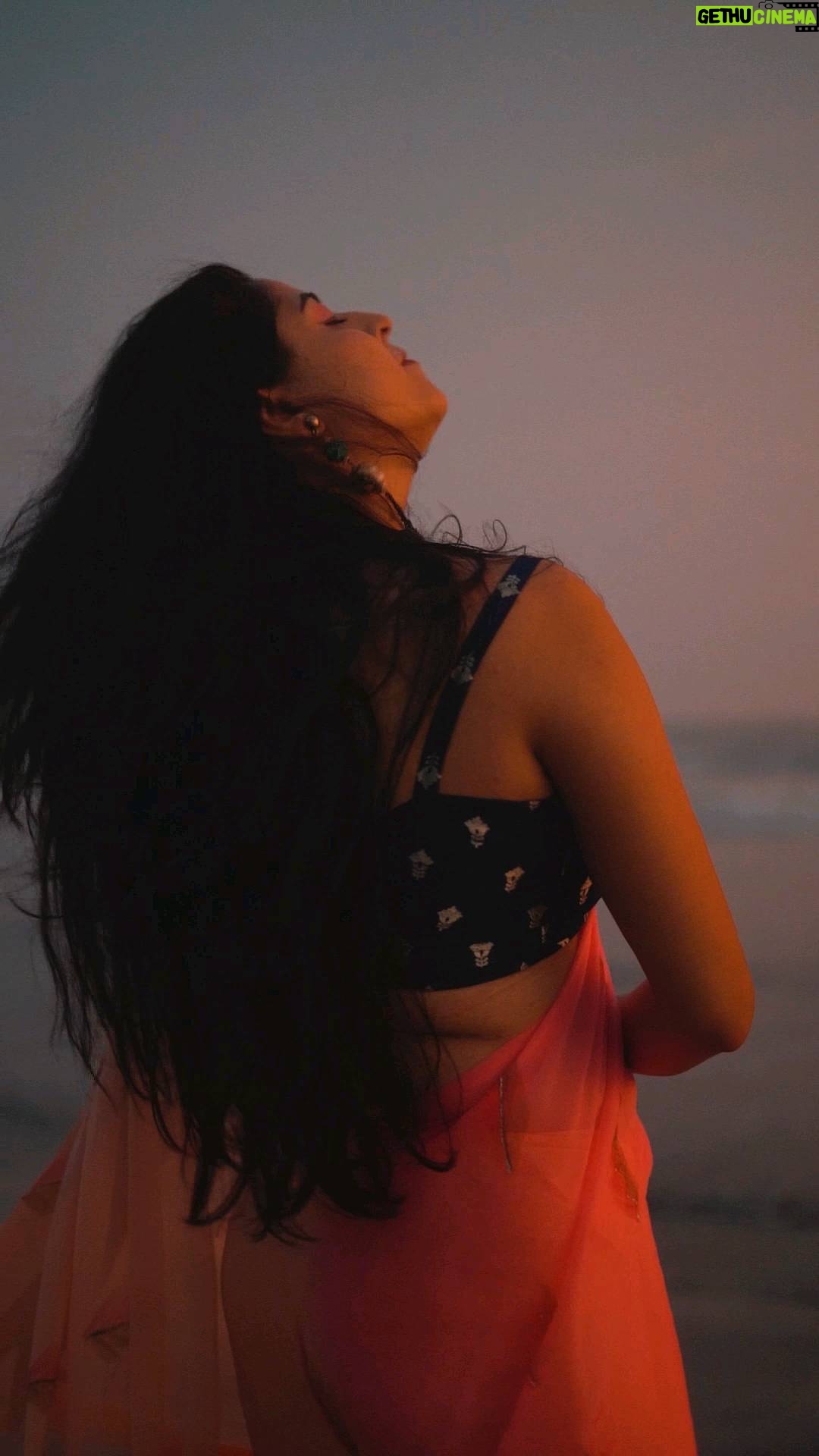Monika Bhadoriya Instagram - Live life to the fullest and focus on the positive. : #lifegoals #beautifulworld #beachlife #beachday #sealovers #sareeinspiration