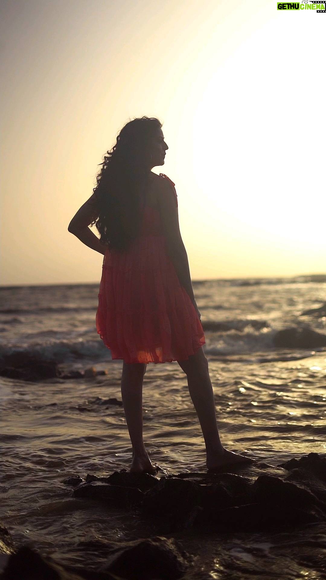 Monika Bhadoriya Instagram - High tides and good vibes ☺️ : #beachvibes #beachgirl #summervibes #beautifulview #travellife #happytime