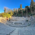 Monserrat Torrent Instagram - A verrrr? El Teatro Griego de Montjuic no es griego 🙃 Tiene “sólo” 94 años de existencia y es uno de los escenarios emblemáticos de Barcelona. Aquí cada verano se celebra el Festival Grec, llenando este lugar de música, danza, teatro y circo al aire libre. Un lugar que casi desaparece con la Guerra Civil, pero que fue recuperado para sobreponer la alegría y la cultura, dejando atrás dolorosos momentos de la historia del país. Outfit 👀 Siempre @wadoschile 💕 (Jeans chaleco de hilo) #barcelona #visitbarcelona #trip #catalunya #españa #bcn #instadaily #instalike #instagood