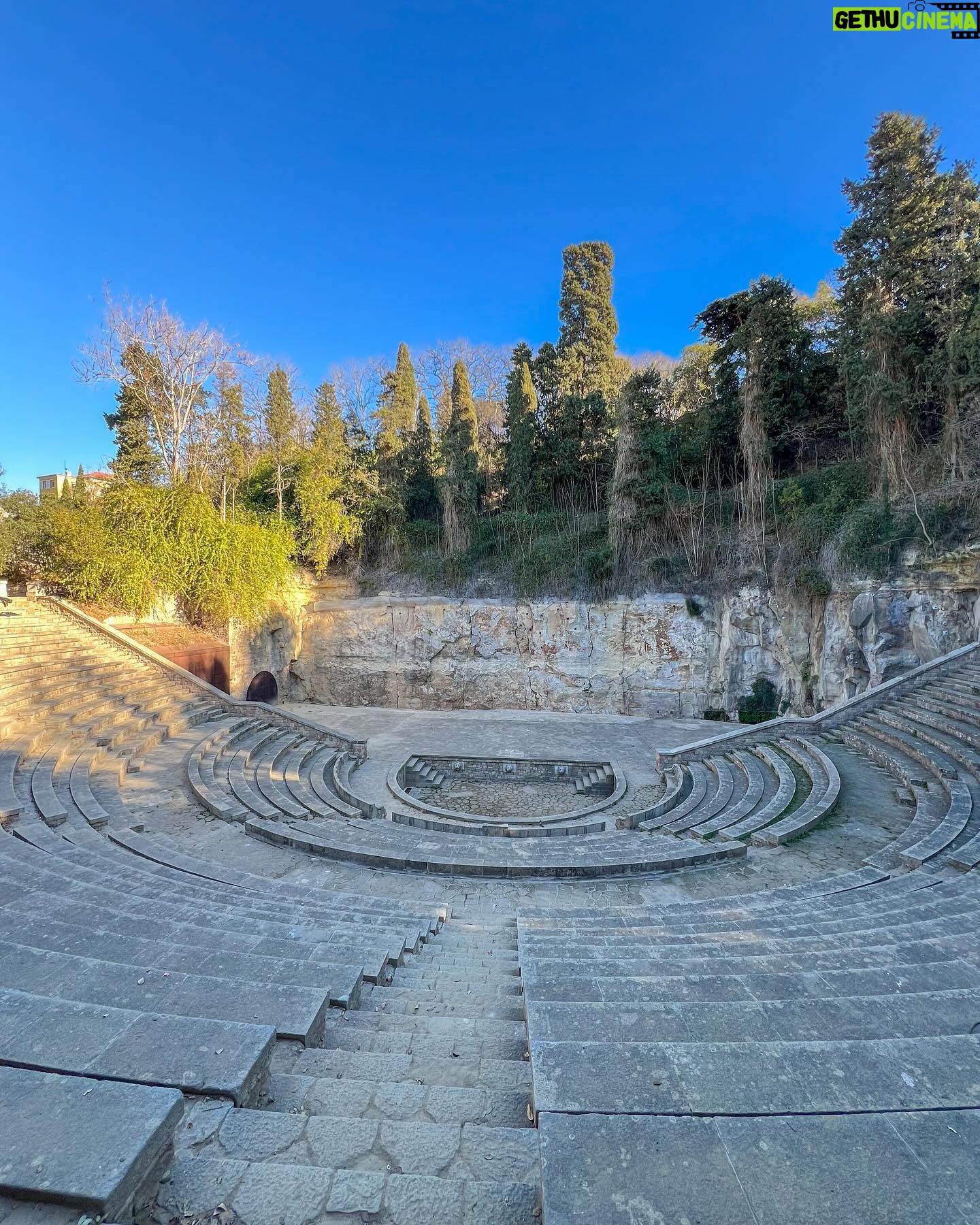 Monserrat Torrent Instagram - A verrrr? El Teatro Griego de Montjuic no es griego 🙃 Tiene “sólo” 94 años de existencia y es uno de los escenarios emblemáticos de Barcelona. Aquí cada verano se celebra el Festival Grec, llenando este lugar de música, danza, teatro y circo al aire libre. Un lugar que casi desaparece con la Guerra Civil, pero que fue recuperado para sobreponer la alegría y la cultura, dejando atrás dolorosos momentos de la historia del país. Outfit 👀 Siempre @wadoschile 💕 (Jeans chaleco de hilo) #barcelona #visitbarcelona #trip #catalunya #españa #bcn #instadaily #instalike #instagood