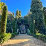 Monserrat Torrent Instagram - A verrrr? El Teatro Griego de Montjuic no es griego 🙃 Tiene “sólo” 94 años de existencia y es uno de los escenarios emblemáticos de Barcelona. Aquí cada verano se celebra el Festival Grec, llenando este lugar de música, danza, teatro y circo al aire libre. Un lugar que casi desaparece con la Guerra Civil, pero que fue recuperado para sobreponer la alegría y la cultura, dejando atrás dolorosos momentos de la historia del país. Outfit 👀 Siempre @wadoschile 💕 (Jeans chaleco de hilo) #barcelona #visitbarcelona #trip #catalunya #españa #bcn #instadaily #instalike #instagood