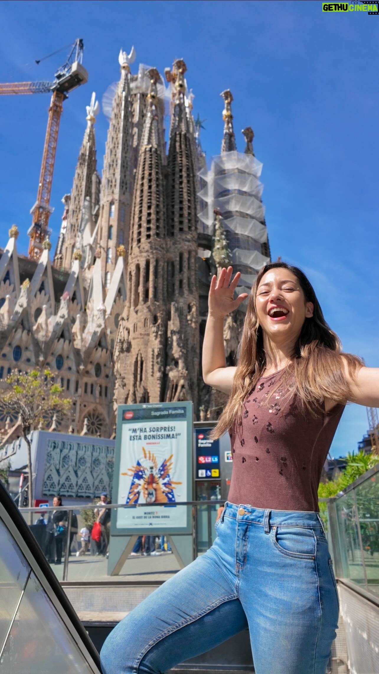 Monserrat Torrent Instagram - ✈️ Dato viajero 🤩 👉🏻 Para viajar entre Santiago de Chile y Barcelona, les cuento que @flywithlevel tiene un vuelo directo, sin escalas y a bajo costo!! 🙌🏻 Pueden personalizar el viaje y pagar sólo lo que van a necesitar, como: número de maletas, ubicación del asiento, tipo de comida y kit de viaje. Esto es súper cómodo y práctico, ya que todos tenemos requerimientos de viaje diferente y por eso, para qué pagar de más? 😊 🌟Lo que encuentro mejor de todo, es que es un vuelo sin escalas!! Super directo, y literal que se pasa volando! Además la tripulación siempre atenta a todo y todos súper amables y preocupados 👏🏻 📌 Guarden y compartan este dato si van a viajar a Barcelona o para los chilenos que viven allá y quieren venir a darse una vueltecita por Chile #viajes #trip #instadaily #fly #instalike #sunday #traveltips