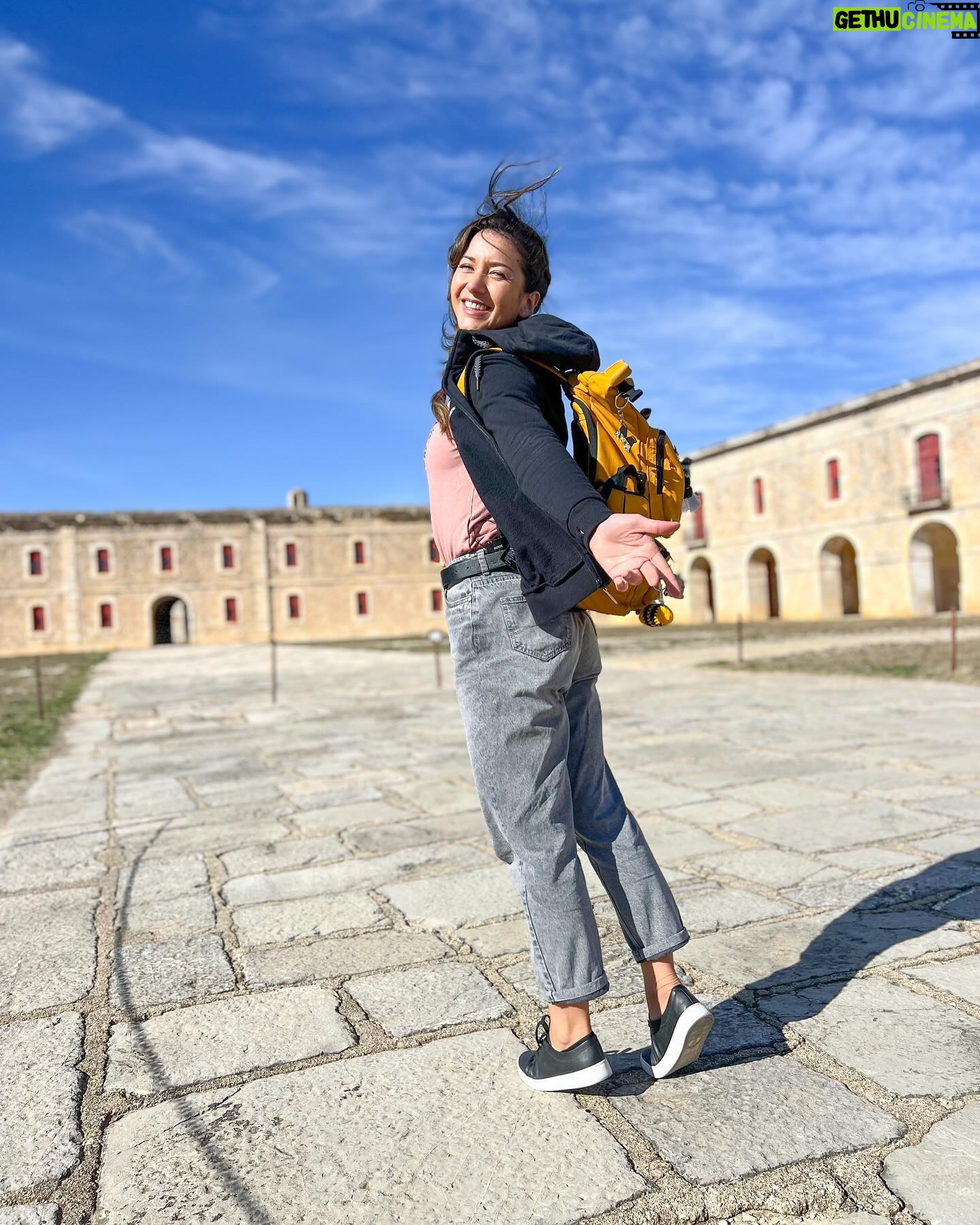 Monserrat Torrent Instagram - ✈️ Hoy Sábado en @sabingochv los invito a viajar hasta Figueres en Catalunya 😃 Estuvimos en el Museo de Dalí, en un Castillo Fortaleza, en el Mercado y muchos lugares más!! Los invito a disfrutar de todo el trabajo que hicimos junto a @nicobarrios 😊 por las pantallas de @chilevision #instadaily #instagood #instalike #europa #figueres #viajes