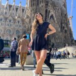 Monserrat Torrent Instagram – 😊 Una vueltecita a lo turista
👉🏻 Sabían? La Sagrada Familia lleva 142 años en construcción, y su creador, Antoni Gaudí, está enterrado al interior de la la Basílica. Gaudí es el máximo exponente del Modernismo Catalán y su obra está presente en muchos rincones de la ciudad.
Este lugar es uno de los 3 más visitados de España y más allá del tema religioso, como obra arquitectónica es un lugar alucinante de ver si andan por #barcelona
👗 @wadoschile
#viajes #instalike #instadaily #dress #trip #2024
