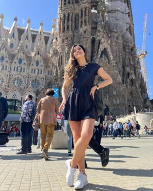 Monserrat Torrent Instagram - 😊 Una vueltecita a lo turista 
👉🏻 Sabían? La Sagrada Familia lleva 142 años en construcción, y su creador, Antoni Gaudí, está enterrado al interior de la la Basílica. Gaudí es el máximo exponente del Modernismo Catalán y su obra está presente en muchos rincones de la ciudad.
Este lugar es uno de los 3 más visitados de España y más allá del tema religioso, como obra arquitectónica es un lugar alucinante de ver si andan por #barcelona

👗 @wadoschile 

#viajes #instalike #instadaily #dress #trip #2024