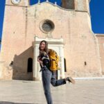 Monserrat Torrent Instagram - 🥳 Hoy Sábado!! Desde las 15:00 en @sabingochv todos invitados a vivir lo que fue el Carnaval de Sitges en Catalunya 😃 Uno de los eventos más importantes de la ciudad, donde las calles se llenan de disfraces, alegría, música y diversión!! 🙌🏻 No se pierdan este gran trabajo que hicimos junto a @nicobarrios en la realización del capítulo en terreno, más todo el trabajo que hizo el equipo de #Sabingo desde Chile y todo lo que significa trabajar a distancia, dio como resultado un capítulo vibrante que tienen que ver!! 🤩 Los esperamos!!! 🥳 en @chilevision #instadaily #tvshow #sabingo #chilevision #playa #carnaval #instagood