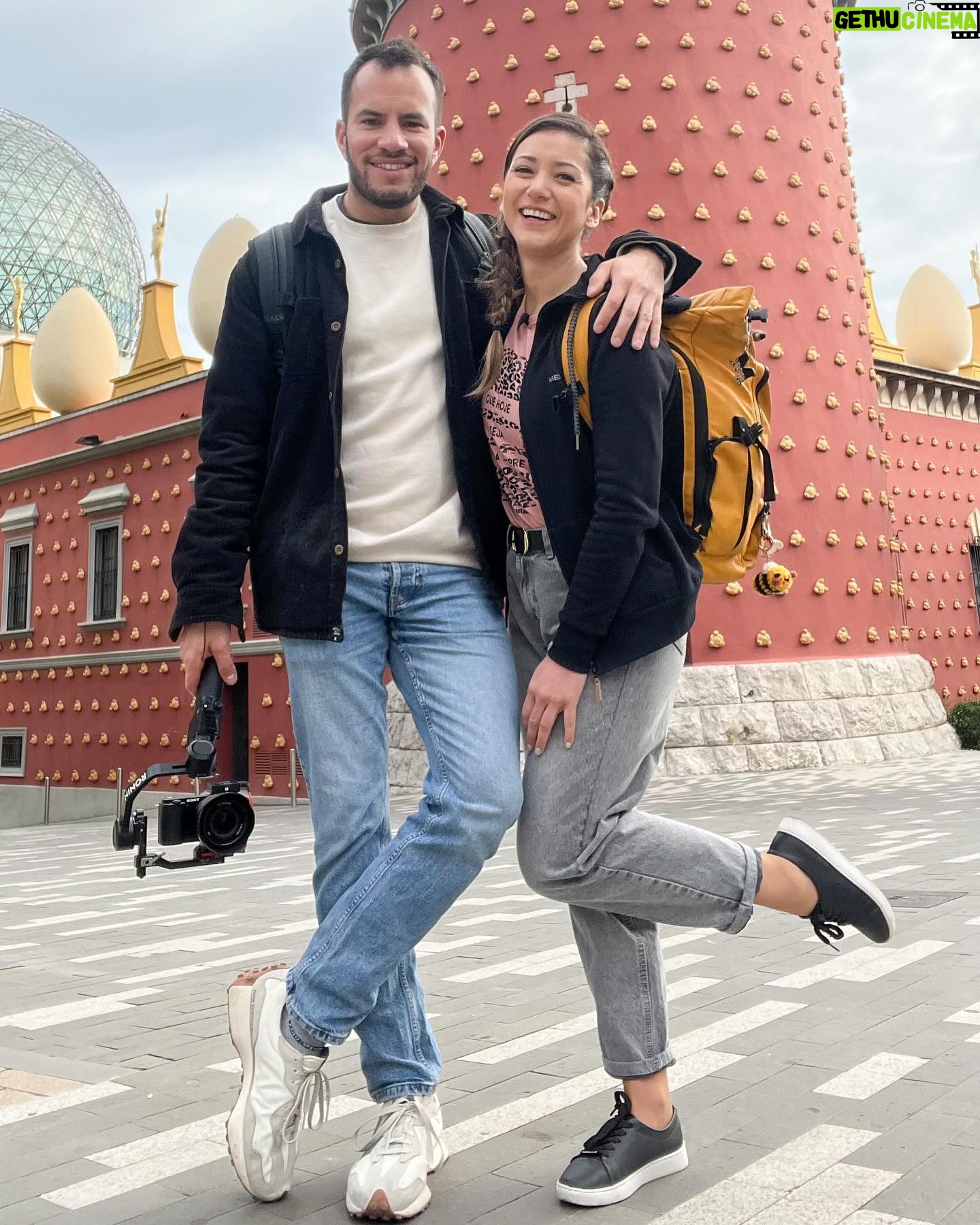 Monserrat Torrent Instagram - ✈️ Hoy Sábado en @sabingochv los invito a viajar hasta Figueres en Catalunya 😃 Estuvimos en el Museo de Dalí, en un Castillo Fortaleza, en el Mercado y muchos lugares más!! Los invito a disfrutar de todo el trabajo que hicimos junto a @nicobarrios 😊 por las pantallas de @chilevision #instadaily #instagood #instalike #europa #figueres #viajes