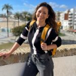 Monserrat Torrent Instagram - 🥳 Hoy Sábado!! Desde las 15:00 en @sabingochv todos invitados a vivir lo que fue el Carnaval de Sitges en Catalunya 😃 Uno de los eventos más importantes de la ciudad, donde las calles se llenan de disfraces, alegría, música y diversión!! 🙌🏻 No se pierdan este gran trabajo que hicimos junto a @nicobarrios en la realización del capítulo en terreno, más todo el trabajo que hizo el equipo de #Sabingo desde Chile y todo lo que significa trabajar a distancia, dio como resultado un capítulo vibrante que tienen que ver!! 🤩 Los esperamos!!! 🥳 en @chilevision #instadaily #tvshow #sabingo #chilevision #playa #carnaval #instagood