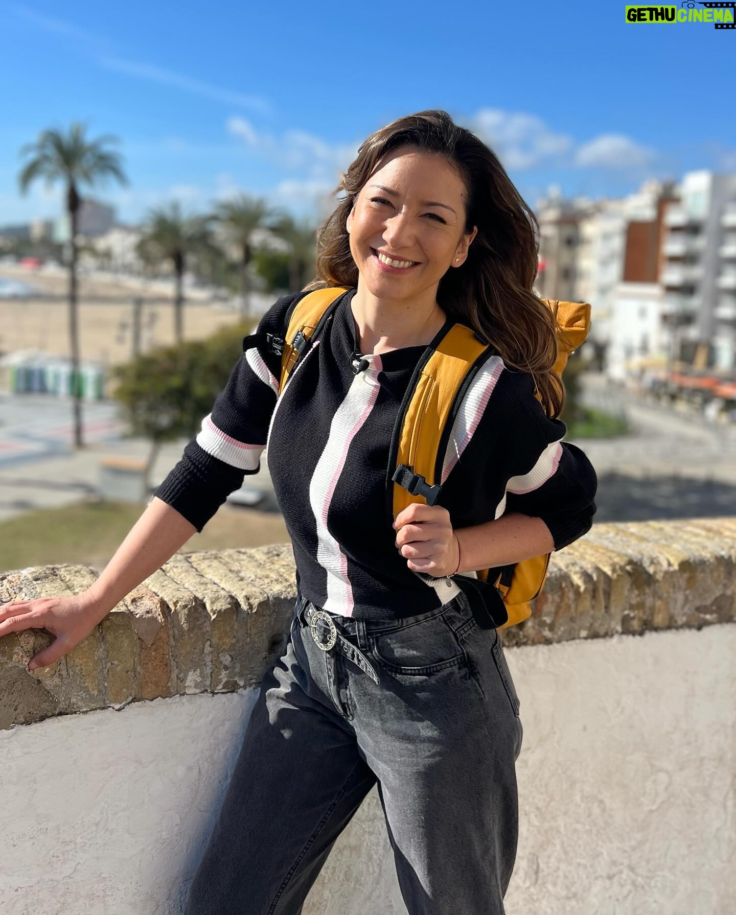 Monserrat Torrent Instagram - 🥳 Hoy Sábado!! Desde las 15:00 en @sabingochv todos invitados a vivir lo que fue el Carnaval de Sitges en Catalunya 😃 Uno de los eventos más importantes de la ciudad, donde las calles se llenan de disfraces, alegría, música y diversión!! 🙌🏻 No se pierdan este gran trabajo que hicimos junto a @nicobarrios en la realización del capítulo en terreno, más todo el trabajo que hizo el equipo de #Sabingo desde Chile y todo lo que significa trabajar a distancia, dio como resultado un capítulo vibrante que tienen que ver!! 🤩 Los esperamos!!! 🥳 en @chilevision #instadaily #tvshow #sabingo #chilevision #playa #carnaval #instagood
