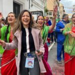 Monserrat Torrent Instagram - 🥳 Hoy Sábado!! Desde las 15:00 en @sabingochv todos invitados a vivir lo que fue el Carnaval de Sitges en Catalunya 😃 Uno de los eventos más importantes de la ciudad, donde las calles se llenan de disfraces, alegría, música y diversión!! 🙌🏻 No se pierdan este gran trabajo que hicimos junto a @nicobarrios en la realización del capítulo en terreno, más todo el trabajo que hizo el equipo de #Sabingo desde Chile y todo lo que significa trabajar a distancia, dio como resultado un capítulo vibrante que tienen que ver!! 🤩 Los esperamos!!! 🥳 en @chilevision #instadaily #tvshow #sabingo #chilevision #playa #carnaval #instagood