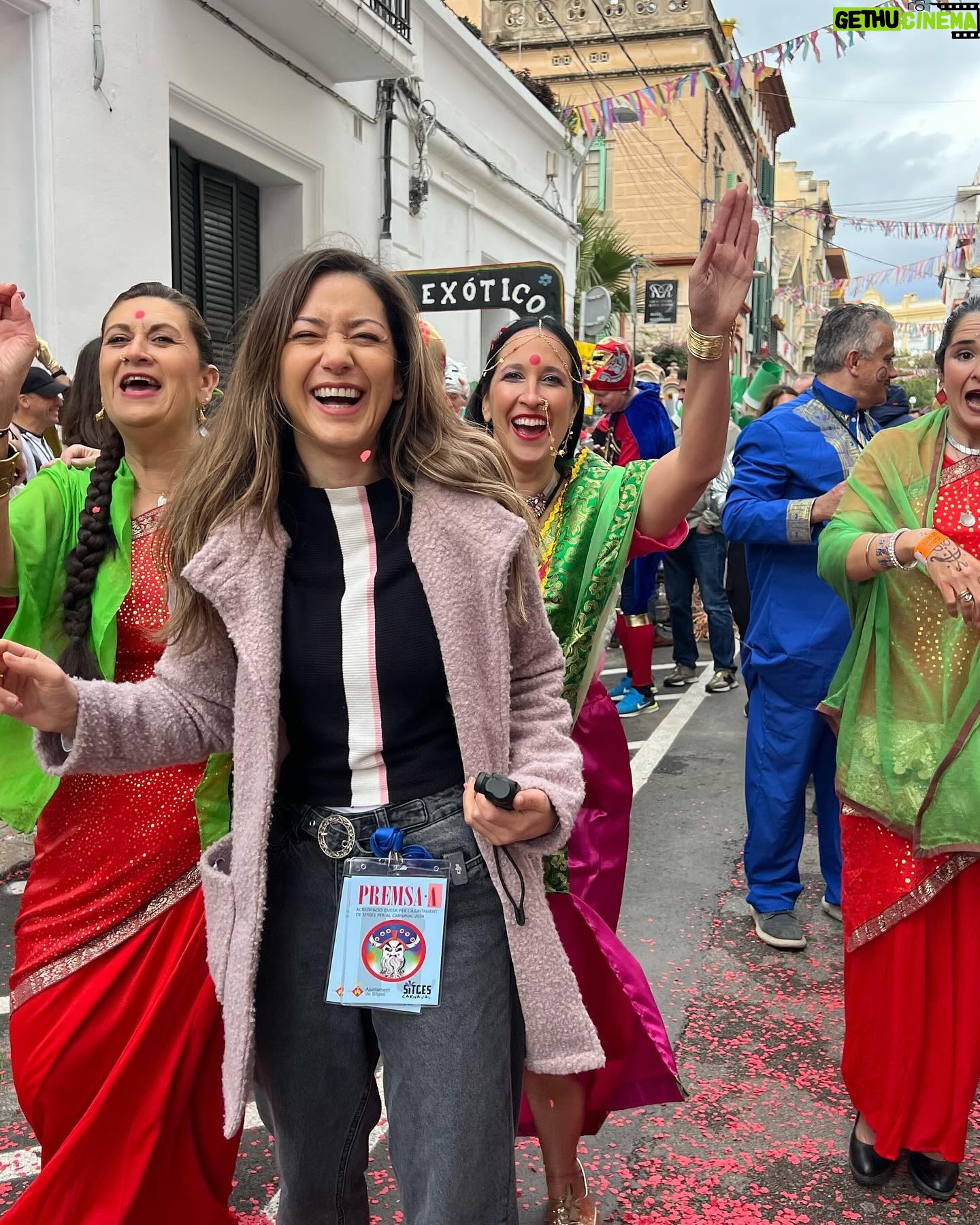 Monserrat Torrent Instagram - 🥳 Hoy Sábado!! Desde las 15:00 en @sabingochv todos invitados a vivir lo que fue el Carnaval de Sitges en Catalunya 😃 Uno de los eventos más importantes de la ciudad, donde las calles se llenan de disfraces, alegría, música y diversión!! 🙌🏻 No se pierdan este gran trabajo que hicimos junto a @nicobarrios en la realización del capítulo en terreno, más todo el trabajo que hizo el equipo de #Sabingo desde Chile y todo lo que significa trabajar a distancia, dio como resultado un capítulo vibrante que tienen que ver!! 🤩 Los esperamos!!! 🥳 en @chilevision #instadaily #tvshow #sabingo #chilevision #playa #carnaval #instagood