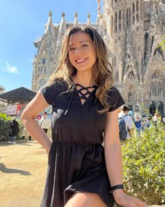 Monserrat Torrent Instagram - 😊 Una vueltecita a lo turista 👉🏻 Sabían? La Sagrada Familia lleva 142 años en construcción, y su creador, Antoni Gaudí, está enterrado al interior de la la Basílica. Gaudí es el máximo exponente del Modernismo Catalán y su obra está presente en muchos rincones de la ciudad. Este lugar es uno de los 3 más visitados de España y más allá del tema religioso, como obra arquitectónica es un lugar alucinante de ver si andan por #barcelona 👗 @wadoschile #viajes #instalike #instadaily #dress #trip #2024
