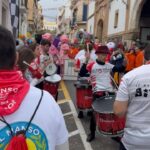 Monserrat Torrent Instagram - 🥳 Hoy Sábado!! Desde las 15:00 en @sabingochv todos invitados a vivir lo que fue el Carnaval de Sitges en Catalunya 😃 Uno de los eventos más importantes de la ciudad, donde las calles se llenan de disfraces, alegría, música y diversión!! 🙌🏻 No se pierdan este gran trabajo que hicimos junto a @nicobarrios en la realización del capítulo en terreno, más todo el trabajo que hizo el equipo de #Sabingo desde Chile y todo lo que significa trabajar a distancia, dio como resultado un capítulo vibrante que tienen que ver!! 🤩 Los esperamos!!! 🥳 en @chilevision #instadaily #tvshow #sabingo #chilevision #playa #carnaval #instagood