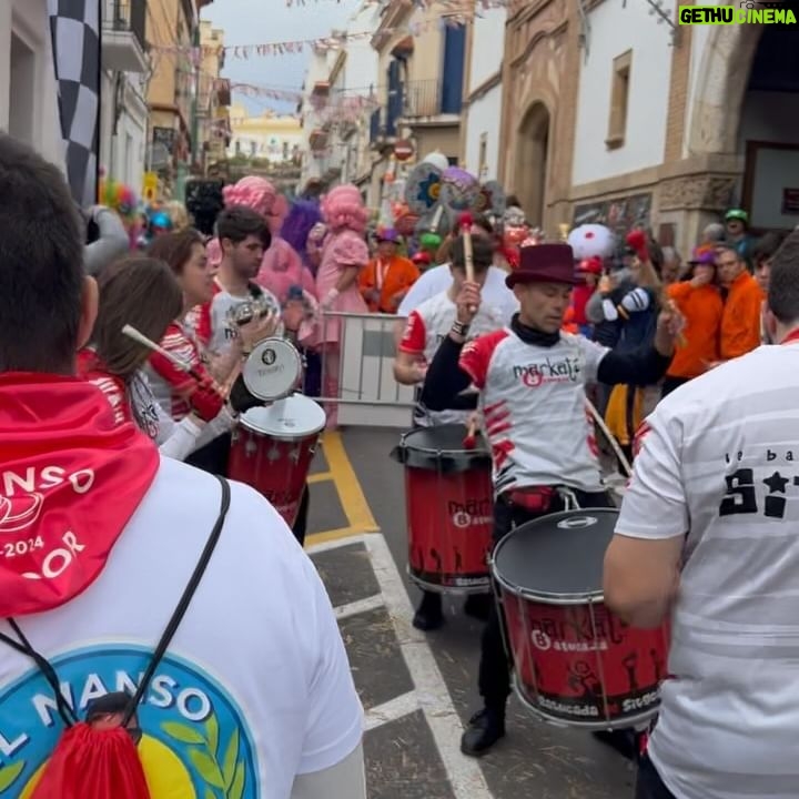 Monserrat Torrent Instagram - 🥳 Hoy Sábado!! Desde las 15:00 en @sabingochv todos invitados a vivir lo que fue el Carnaval de Sitges en Catalunya 😃 Uno de los eventos más importantes de la ciudad, donde las calles se llenan de disfraces, alegría, música y diversión!! 🙌🏻 No se pierdan este gran trabajo que hicimos junto a @nicobarrios en la realización del capítulo en terreno, más todo el trabajo que hizo el equipo de #Sabingo desde Chile y todo lo que significa trabajar a distancia, dio como resultado un capítulo vibrante que tienen que ver!! 🤩 Los esperamos!!! 🥳 en @chilevision #instadaily #tvshow #sabingo #chilevision #playa #carnaval #instagood