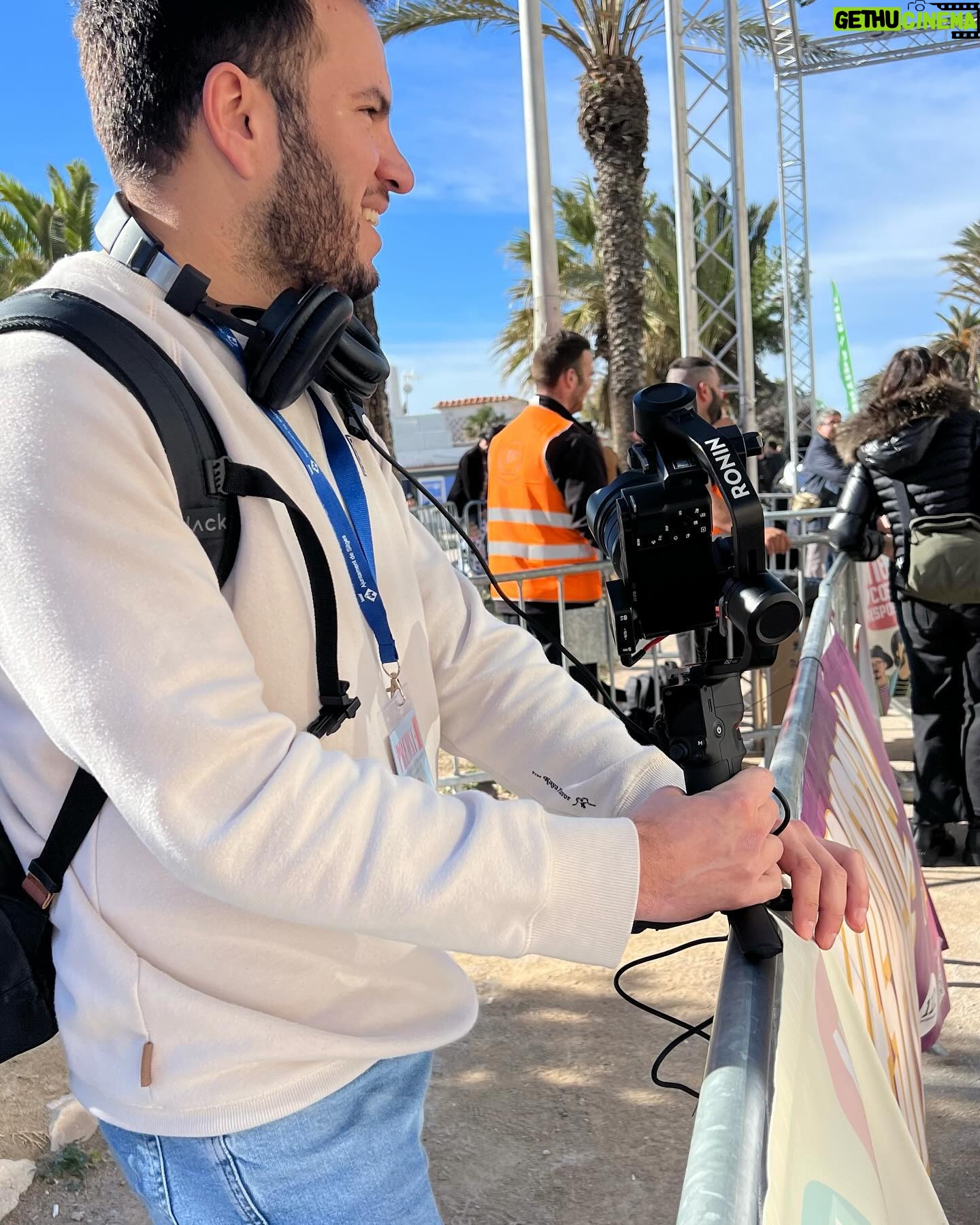 Monserrat Torrent Instagram - 🥳 Hoy Sábado!! Desde las 15:00 en @sabingochv todos invitados a vivir lo que fue el Carnaval de Sitges en Catalunya 😃 Uno de los eventos más importantes de la ciudad, donde las calles se llenan de disfraces, alegría, música y diversión!! 🙌🏻 No se pierdan este gran trabajo que hicimos junto a @nicobarrios en la realización del capítulo en terreno, más todo el trabajo que hizo el equipo de #Sabingo desde Chile y todo lo que significa trabajar a distancia, dio como resultado un capítulo vibrante que tienen que ver!! 🤩 Los esperamos!!! 🥳 en @chilevision #instadaily #tvshow #sabingo #chilevision #playa #carnaval #instagood