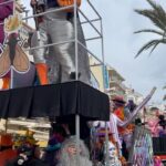 Monserrat Torrent Instagram - 🥳 Hoy Sábado!! Desde las 15:00 en @sabingochv todos invitados a vivir lo que fue el Carnaval de Sitges en Catalunya 😃 Uno de los eventos más importantes de la ciudad, donde las calles se llenan de disfraces, alegría, música y diversión!! 🙌🏻 No se pierdan este gran trabajo que hicimos junto a @nicobarrios en la realización del capítulo en terreno, más todo el trabajo que hizo el equipo de #Sabingo desde Chile y todo lo que significa trabajar a distancia, dio como resultado un capítulo vibrante que tienen que ver!! 🤩 Los esperamos!!! 🥳 en @chilevision #instadaily #tvshow #sabingo #chilevision #playa #carnaval #instagood