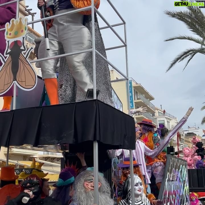 Monserrat Torrent Instagram - 🥳 Hoy Sábado!! Desde las 15:00 en @sabingochv todos invitados a vivir lo que fue el Carnaval de Sitges en Catalunya 😃 Uno de los eventos más importantes de la ciudad, donde las calles se llenan de disfraces, alegría, música y diversión!! 🙌🏻 No se pierdan este gran trabajo que hicimos junto a @nicobarrios en la realización del capítulo en terreno, más todo el trabajo que hizo el equipo de #Sabingo desde Chile y todo lo que significa trabajar a distancia, dio como resultado un capítulo vibrante que tienen que ver!! 🤩 Los esperamos!!! 🥳 en @chilevision #instadaily #tvshow #sabingo #chilevision #playa #carnaval #instagood