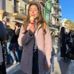Monserrat Torrent Instagram - 🥳 Hoy Sábado!! Desde las 15:00 en @sabingochv todos invitados a vivir lo que fue el Carnaval de Sitges en Catalunya 😃 Uno de los eventos más importantes de la ciudad, donde las calles se llenan de disfraces, alegría, música y diversión!! 🙌🏻 No se pierdan este gran trabajo que hicimos junto a @nicobarrios en la realización del capítulo en terreno, más todo el trabajo que hizo el equipo de #Sabingo desde Chile y todo lo que significa trabajar a distancia, dio como resultado un capítulo vibrante que tienen que ver!! 🤩 Los esperamos!!! 🥳 en @chilevision #instadaily #tvshow #sabingo #chilevision #playa #carnaval #instagood