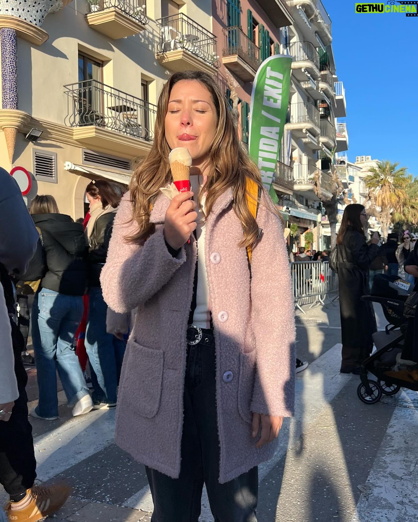 Monserrat Torrent Instagram - 🥳 Hoy Sábado!! Desde las 15:00 en @sabingochv todos invitados a vivir lo que fue el Carnaval de Sitges en Catalunya 😃 Uno de los eventos más importantes de la ciudad, donde las calles se llenan de disfraces, alegría, música y diversión!! 🙌🏻 No se pierdan este gran trabajo que hicimos junto a @nicobarrios en la realización del capítulo en terreno, más todo el trabajo que hizo el equipo de #Sabingo desde Chile y todo lo que significa trabajar a distancia, dio como resultado un capítulo vibrante que tienen que ver!! 🤩 Los esperamos!!! 🥳 en @chilevision #instadaily #tvshow #sabingo #chilevision #playa #carnaval #instagood