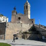 Monserrat Torrent Instagram - 🥳 Hoy Sábado!! Desde las 15:00 en @sabingochv todos invitados a vivir lo que fue el Carnaval de Sitges en Catalunya 😃 Uno de los eventos más importantes de la ciudad, donde las calles se llenan de disfraces, alegría, música y diversión!! 🙌🏻 No se pierdan este gran trabajo que hicimos junto a @nicobarrios en la realización del capítulo en terreno, más todo el trabajo que hizo el equipo de #Sabingo desde Chile y todo lo que significa trabajar a distancia, dio como resultado un capítulo vibrante que tienen que ver!! 🤩 Los esperamos!!! 🥳 en @chilevision #instadaily #tvshow #sabingo #chilevision #playa #carnaval #instagood