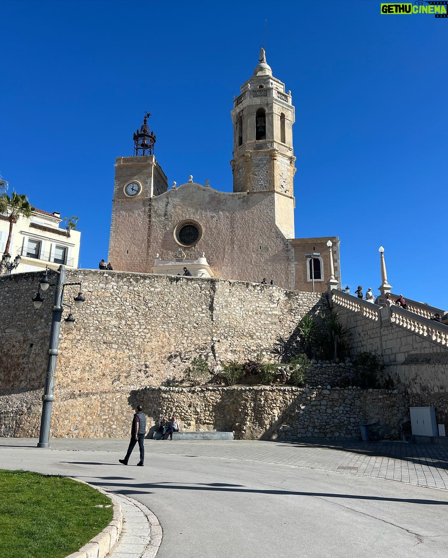 Monserrat Torrent Instagram - 🥳 Hoy Sábado!! Desde las 15:00 en @sabingochv todos invitados a vivir lo que fue el Carnaval de Sitges en Catalunya 😃 Uno de los eventos más importantes de la ciudad, donde las calles se llenan de disfraces, alegría, música y diversión!! 🙌🏻 No se pierdan este gran trabajo que hicimos junto a @nicobarrios en la realización del capítulo en terreno, más todo el trabajo que hizo el equipo de #Sabingo desde Chile y todo lo que significa trabajar a distancia, dio como resultado un capítulo vibrante que tienen que ver!! 🤩 Los esperamos!!! 🥳 en @chilevision #instadaily #tvshow #sabingo #chilevision #playa #carnaval #instagood