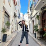 Monserrat Torrent Instagram - 🥳 Hoy Sábado!! Desde las 15:00 en @sabingochv todos invitados a vivir lo que fue el Carnaval de Sitges en Catalunya 😃 Uno de los eventos más importantes de la ciudad, donde las calles se llenan de disfraces, alegría, música y diversión!! 🙌🏻 No se pierdan este gran trabajo que hicimos junto a @nicobarrios en la realización del capítulo en terreno, más todo el trabajo que hizo el equipo de #Sabingo desde Chile y todo lo que significa trabajar a distancia, dio como resultado un capítulo vibrante que tienen que ver!! 🤩 Los esperamos!!! 🥳 en @chilevision #instadaily #tvshow #sabingo #chilevision #playa #carnaval #instagood