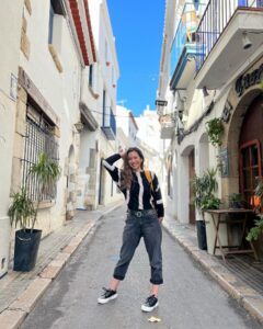 Monserrat Torrent Instagram - 🥳 Hoy Sábado!! Desde las 15:00 en @sabingochv todos invitados a vivir lo que fue el Carnaval de Sitges en Catalunya 😃 Uno de los eventos más importantes de la ciudad, donde las calles se llenan de disfraces, alegría, música y diversión!! 🙌🏻 No se pierdan este gran trabajo que hicimos junto a @nicobarrios en la realización del capítulo en terreno, más todo el trabajo que hizo el equipo de #Sabingo desde Chile y todo lo que significa trabajar a distancia, dio como resultado un capítulo vibrante que tienen que ver!! 🤩 Los esperamos!!! 🥳 en @chilevision #instadaily #tvshow #sabingo #chilevision #playa #carnaval #instagood