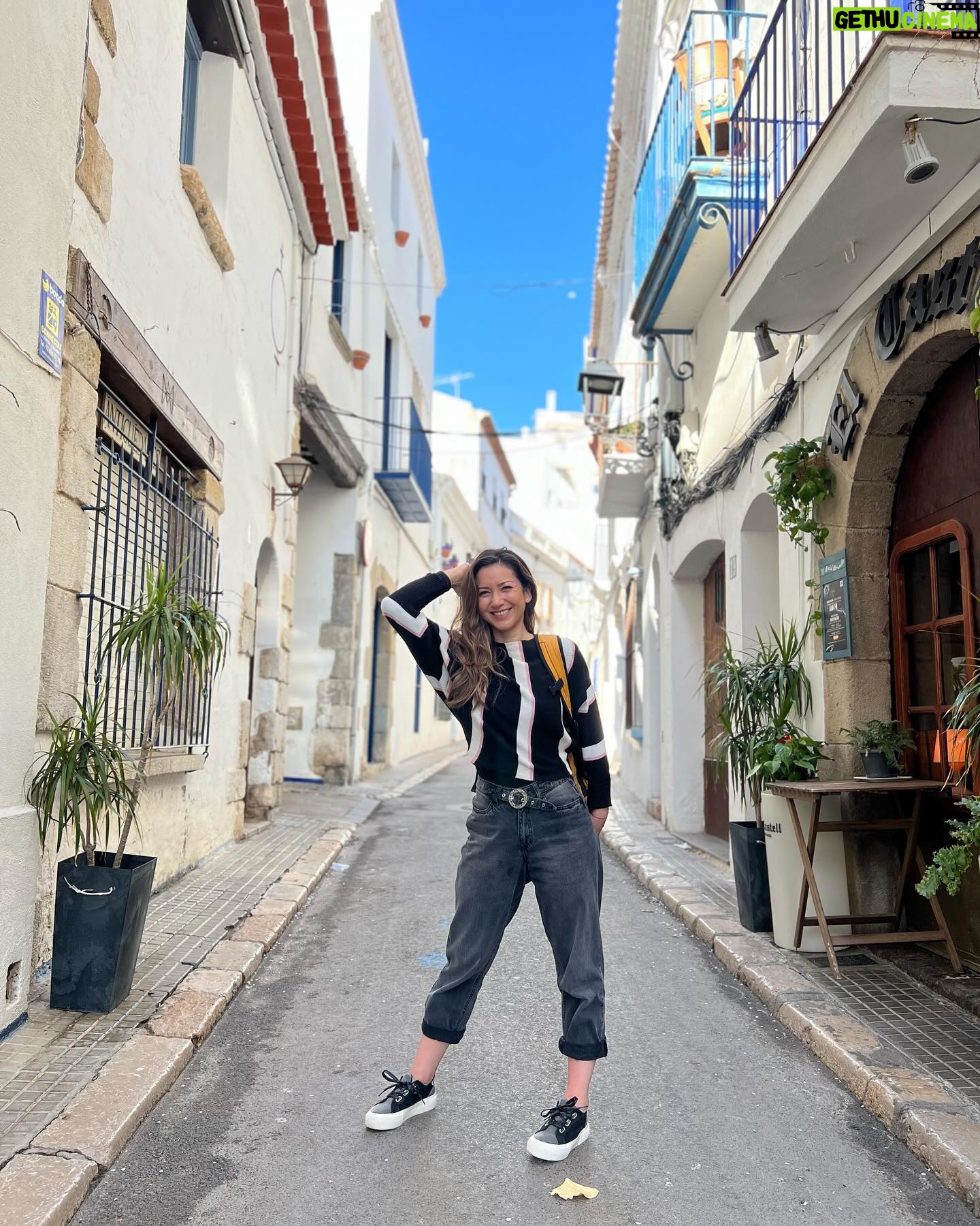 Monserrat Torrent Instagram - 🥳 Hoy Sábado!! Desde las 15:00 en @sabingochv todos invitados a vivir lo que fue el Carnaval de Sitges en Catalunya 😃 Uno de los eventos más importantes de la ciudad, donde las calles se llenan de disfraces, alegría, música y diversión!! 🙌🏻 No se pierdan este gran trabajo que hicimos junto a @nicobarrios en la realización del capítulo en terreno, más todo el trabajo que hizo el equipo de #Sabingo desde Chile y todo lo que significa trabajar a distancia, dio como resultado un capítulo vibrante que tienen que ver!! 🤩 Los esperamos!!! 🥳 en @chilevision #instadaily #tvshow #sabingo #chilevision #playa #carnaval #instagood