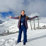 Monserrat Torrent Instagram - Perdí un guante en los Pirineos 😄 que honor!! Feliz en esta aventura, conociendo una de las montañas más majestuosas del mundo, el Valle de @val_daran y @baqueira_beret el mejor centro de Ski de España! Un paisaje de ensueño, belleza natural por donde se mire; tuve clases de Ski y también comí muy rico con las opciones veggies de @cincojotas en plena pista ❄️ Fue un muy bonito día 😊 Gracias a @catalunyaexperience por esta real increíble experiencia 🎉 #visitpirineus #spainsport #visitspain #instadaily #snowsports #snow #instagood #pictureoftheday