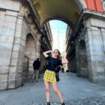 Monserrat Torrent Instagram – Les cuento una historia? 🫢 La primera vez que vine a Madrid fue en 2013 y me bajé del avión directo al hospital 😅 Hoy lo recuerdo como anécdota, pero en ese momento sólo quería que me inyectaran algo que pudiera calmar el brote de ulticaria que se me había desarrollado justo antes de viajar, por comer pescados y mariscos (Desde ahí mi largo camino hacia la alimentación basada en plantas 🌱y las razones por las cuales no comer nunca más algo de origen animal. Pero eso los puedo contar en otra ocasión) Bueno, en ese viaje, solo venía con mi hermanito pequeño @martin_torrent ambos éramos más chicos, sin mucha experiencia en viajes y a pesar de no contar con la tecnología ni la experiencia que tenemos hoy, hizo todo lo que estuvo en sus manos para poder ayudarme y evitar que algo peor me pasara. 
Muchas gracias Hermanito por siempre estar conmigo ❤️ sin importar la distancia ni las circunstancias. Y bueno, aquí te espero para que ahora sí conozcamos Madrid!! 😁 

👗 @wadoschile siempre en cada ocasión 

#instadaily #instalike #instagood #dress #madrid #viajes #españa