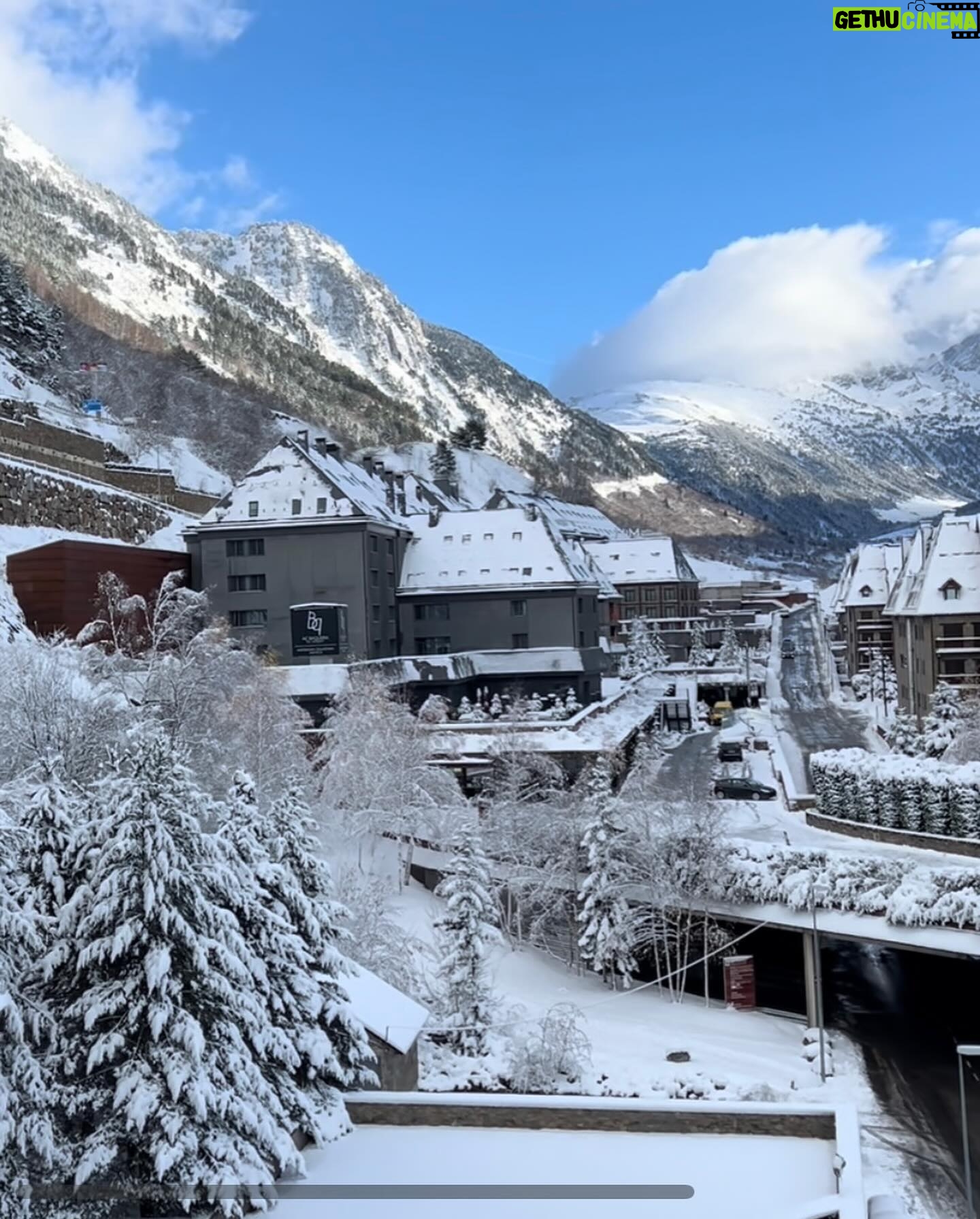 Monserrat Torrent Instagram - Perdí un guante en los Pirineos 😄 que honor!! Feliz en esta aventura, conociendo una de las montañas más majestuosas del mundo, el Valle de @val_daran y @baqueira_beret el mejor centro de Ski de España! Un paisaje de ensueño, belleza natural por donde se mire; tuve clases de Ski y también comí muy rico con las opciones veggies de @cincojotas en plena pista ❄️ Fue un muy bonito día 😊 Gracias a @catalunyaexperience por esta real increíble experiencia 🎉 #visitpirineus #spainsport #visitspain #instadaily #snowsports #snow #instagood #pictureoftheday
