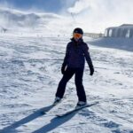 Monserrat Torrent Instagram - Perdí un guante en los Pirineos 😄 que honor!! Feliz en esta aventura, conociendo una de las montañas más majestuosas del mundo, el Valle de @val_daran y @baqueira_beret el mejor centro de Ski de España! Un paisaje de ensueño, belleza natural por donde se mire; tuve clases de Ski y también comí muy rico con las opciones veggies de @cincojotas en plena pista ❄️ Fue un muy bonito día 😊 Gracias a @catalunyaexperience por esta real increíble experiencia 🎉 #visitpirineus #spainsport #visitspain #instadaily #snowsports #snow #instagood #pictureoftheday