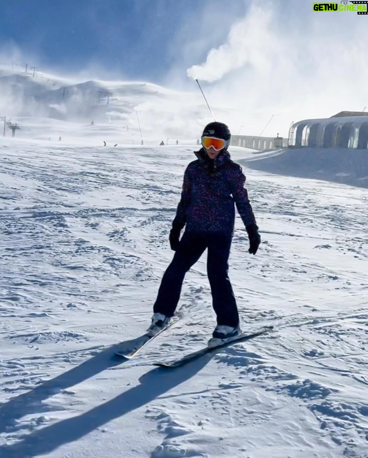 Monserrat Torrent Instagram - Perdí un guante en los Pirineos 😄 que honor!! Feliz en esta aventura, conociendo una de las montañas más majestuosas del mundo, el Valle de @val_daran y @baqueira_beret el mejor centro de Ski de España! Un paisaje de ensueño, belleza natural por donde se mire; tuve clases de Ski y también comí muy rico con las opciones veggies de @cincojotas en plena pista ❄️ Fue un muy bonito día 😊 Gracias a @catalunyaexperience por esta real increíble experiencia 🎉 #visitpirineus #spainsport #visitspain #instadaily #snowsports #snow #instagood #pictureoftheday