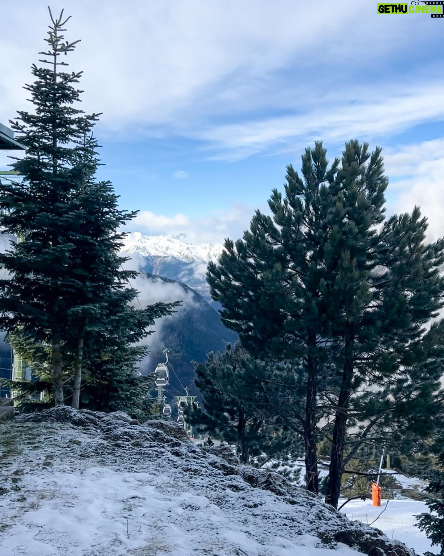 Monserrat Torrent Instagram - Perdí un guante en los Pirineos 😄 que honor!! Feliz en esta aventura, conociendo una de las montañas más majestuosas del mundo, el Valle de @val_daran y @baqueira_beret el mejor centro de Ski de España! Un paisaje de ensueño, belleza natural por donde se mire; tuve clases de Ski y también comí muy rico con las opciones veggies de @cincojotas en plena pista ❄️ Fue un muy bonito día 😊 Gracias a @catalunyaexperience por esta real increíble experiencia 🎉 #visitpirineus #spainsport #visitspain #instadaily #snowsports #snow #instagood #pictureoftheday