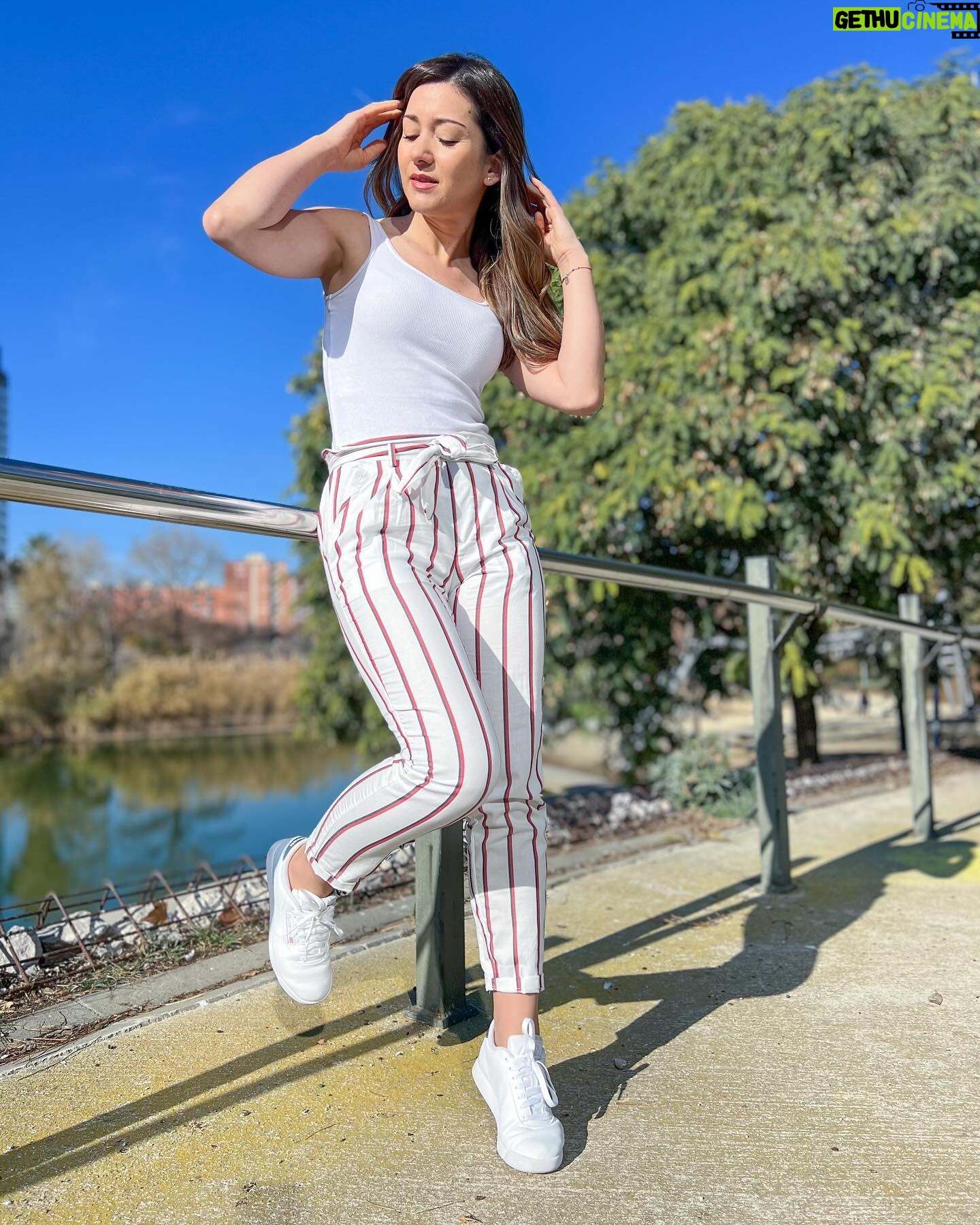 Monserrat Torrent Instagram - ☀️Buen sábado chiquill@s!! 😊 Para los días de sol y calor, que en esta época aquí son poquitos, me traje la colección de verano de @wadoschile 🙌🏻 Estos pantalones perfectos para el día! Yo aquí disfrutando de estos rayitos de sol :) 💇🏻♀️ hairstyling @carlosyeugenio 👏🏻 #instadaily #instalike #woman #summer #2024 #outfit
