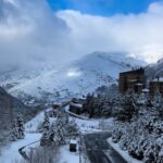 Monserrat Torrent Instagram - Perdí un guante en los Pirineos 😄 que honor!! Feliz en esta aventura, conociendo una de las montañas más majestuosas del mundo, el Valle de @val_daran y @baqueira_beret el mejor centro de Ski de España! Un paisaje de ensueño, belleza natural por donde se mire; tuve clases de Ski y también comí muy rico con las opciones veggies de @cincojotas en plena pista ❄️ Fue un muy bonito día 😊 Gracias a @catalunyaexperience por esta real increíble experiencia 🎉 #visitpirineus #spainsport #visitspain #instadaily #snowsports #snow #instagood #pictureoftheday