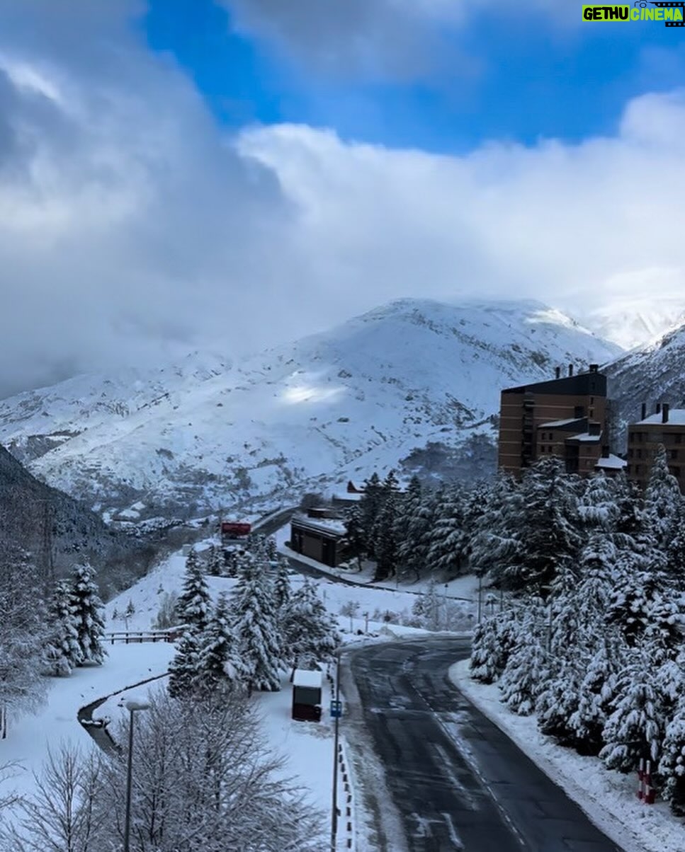 Monserrat Torrent Instagram - Perdí un guante en los Pirineos 😄 que honor!! Feliz en esta aventura, conociendo una de las montañas más majestuosas del mundo, el Valle de @val_daran y @baqueira_beret el mejor centro de Ski de España! Un paisaje de ensueño, belleza natural por donde se mire; tuve clases de Ski y también comí muy rico con las opciones veggies de @cincojotas en plena pista ❄️ Fue un muy bonito día 😊 Gracias a @catalunyaexperience por esta real increíble experiencia 🎉 #visitpirineus #spainsport #visitspain #instadaily #snowsports #snow #instagood #pictureoftheday