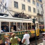 Monserrat Torrent Instagram - Encuentro que #lisboa tiene un airecito a nuestro Valpo ☺️ Su puerto, callecitas empinadas, llenas de locales donde comer o tomar algo… Y a la vez, detalles que también se pueden ver en Río de Janeiro. Una interesante mezcla, con su propia cultura, forma de vida e identidad muy europea 😊 #portugal #europa #trip #viaje #instadaily #pictureoftheday #lisbon #instalike