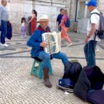 Monserrat Torrent Instagram - Encuentro que #lisboa tiene un airecito a nuestro Valpo ☺️ Su puerto, callecitas empinadas, llenas de locales donde comer o tomar algo… Y a la vez, detalles que también se pueden ver en Río de Janeiro. Una interesante mezcla, con su propia cultura, forma de vida e identidad muy europea 😊 #portugal #europa #trip #viaje #instadaily #pictureoftheday #lisbon #instalike